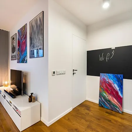 Apartment Qbik Artistic Cityscape